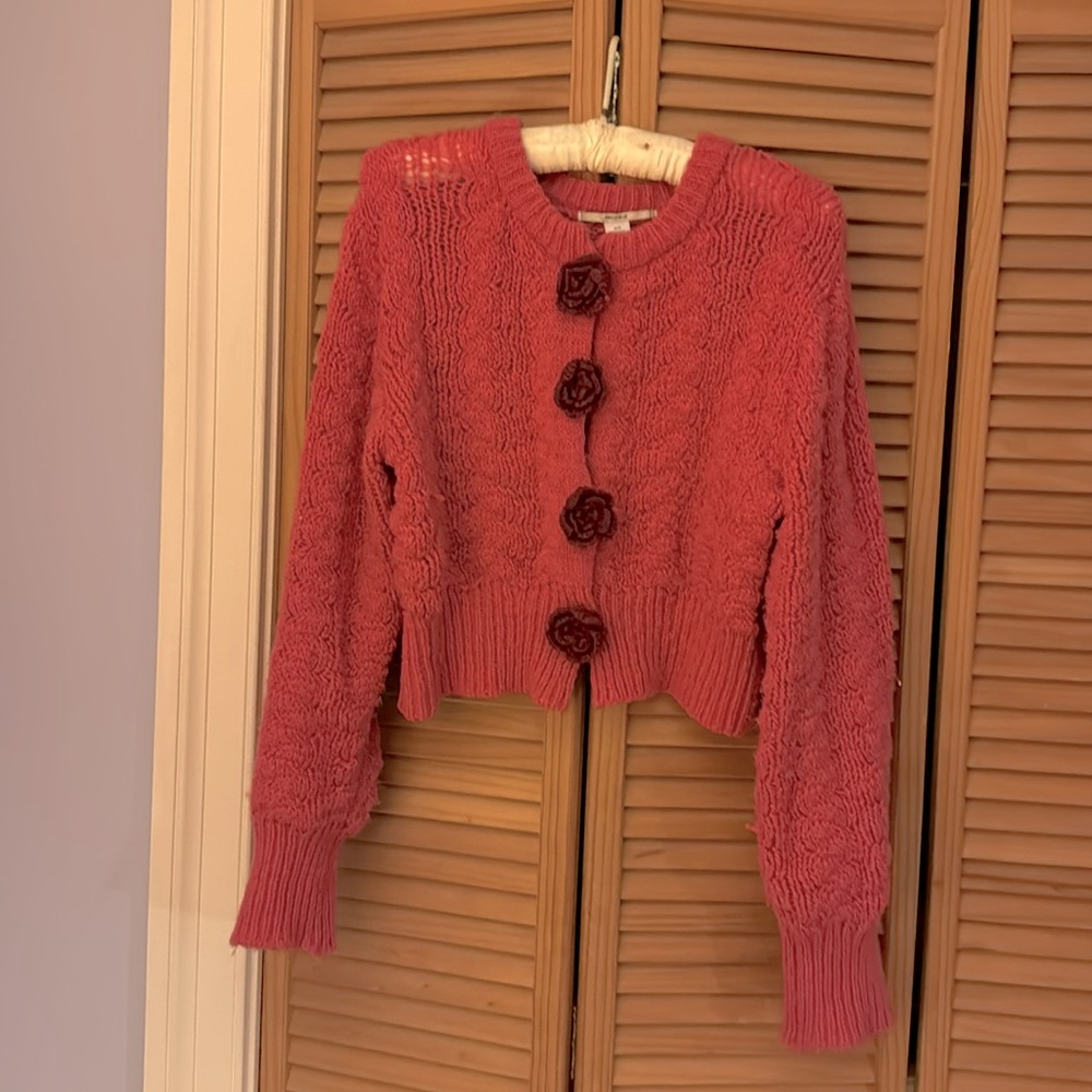 Pre-loved KIMCHI BLUE knit cardigan. size M. Fuschia pink w/ deep red flowers.